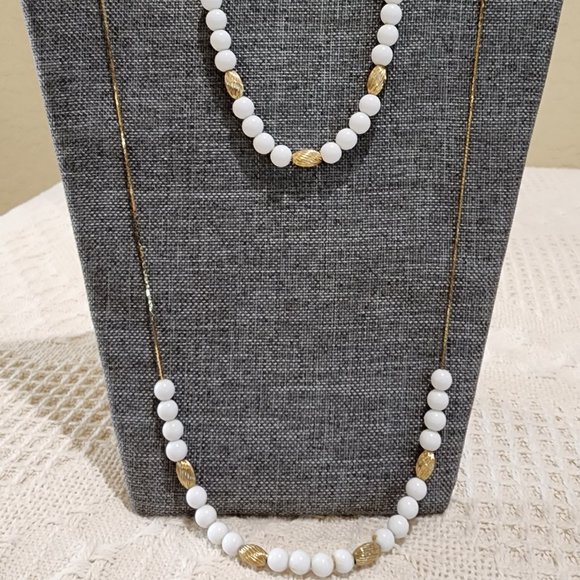 Pair - Vintage Floating Round White and Spiral Gold Bead Gold Box Chain Necklace - Picture 3 of 11